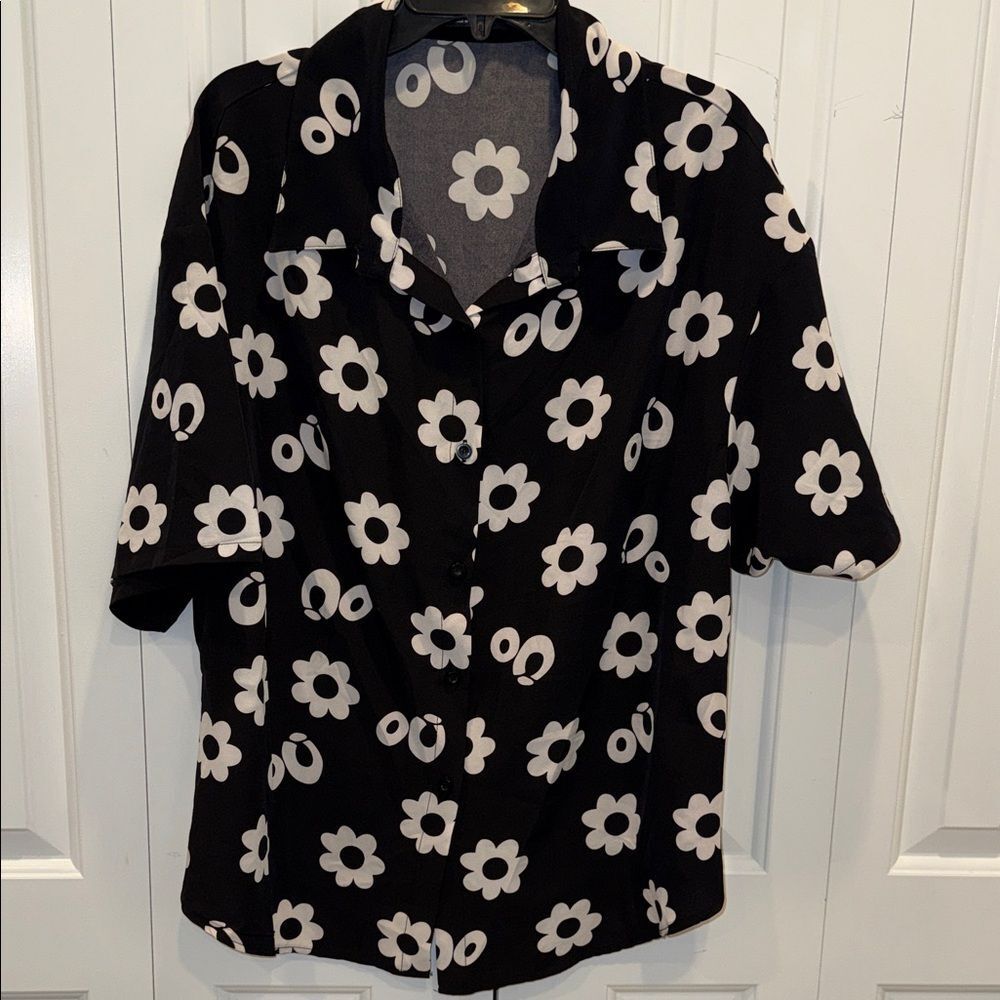 SHEIN Curve Black Top with White Graphic Detail
